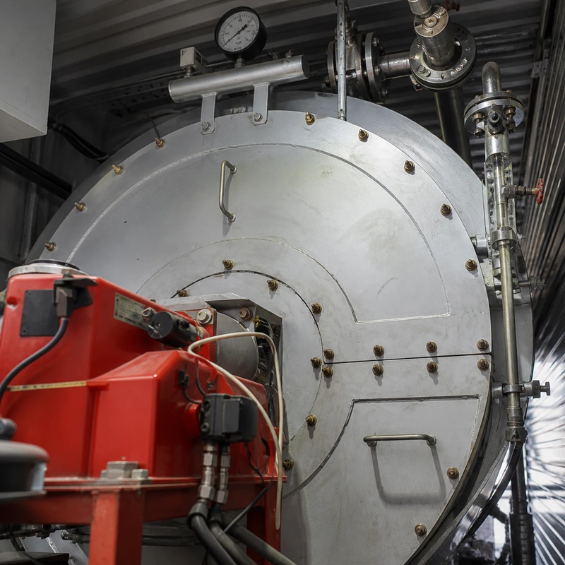Detalhes técnicos, instrumentação e queimador de caldeira industrial