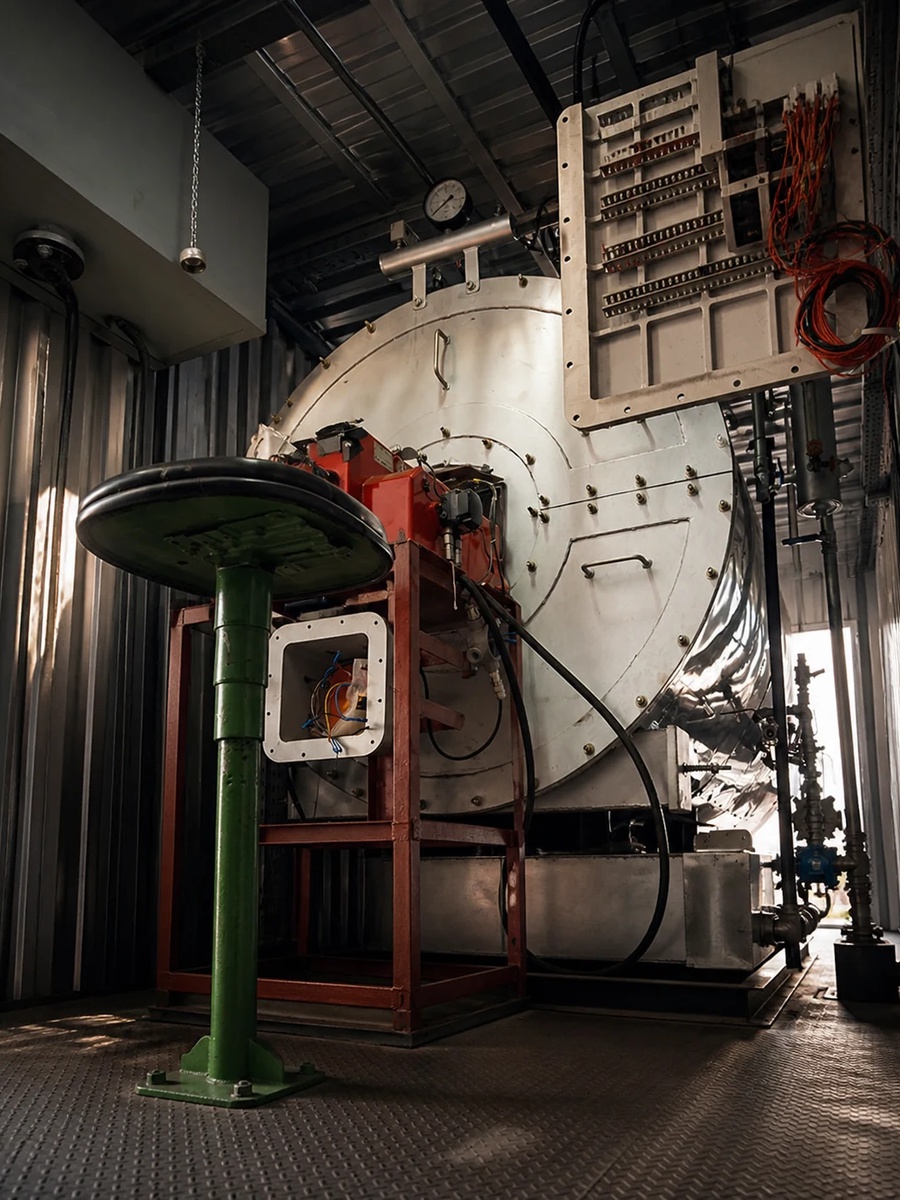 Caldeira industrial da LL Soluções Integradas instalada em estrutura conteinerizada
